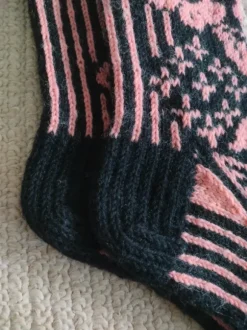 Kirjoneulesukat 37-38