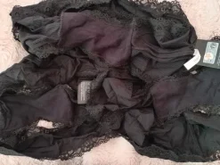 Kolmet mustat stringi-alushousut