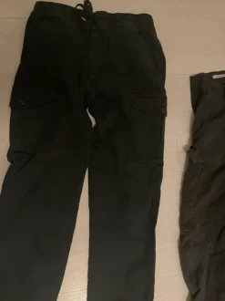 kolmet reisitaskuhousut