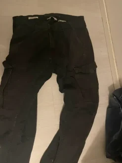 kolmet reisitaskuhousut