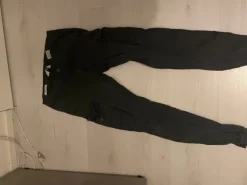 kolmet reisitaskuhousut