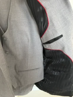 Kolmiosainen miesten puku