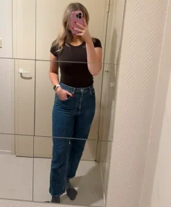 Korkeavyötäröiset tummansiniset farkut