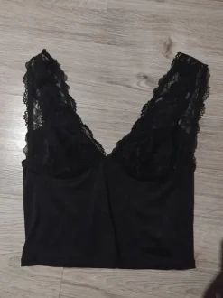 Koronkowy top na ramiączkach