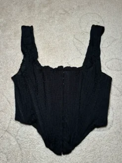 Korsettimainen toppi