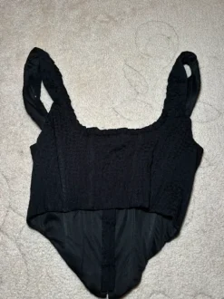 Korsettimainen toppi