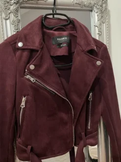 Krótka ramoneska z paskiem zamszowa