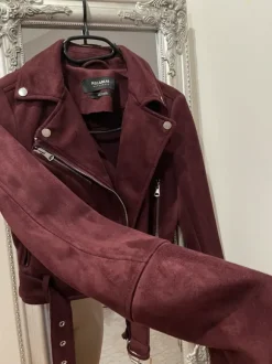 Krótka ramoneska z paskiem zamszowa