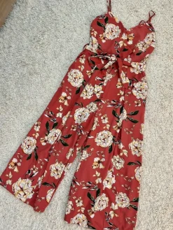 Kukkakuosinen jumpsuit