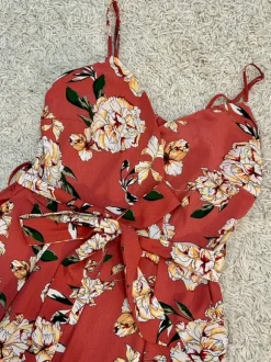 Kukkakuosinen jumpsuit