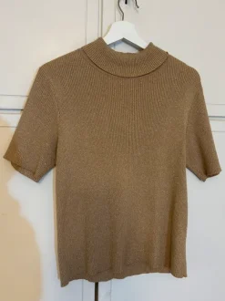 Kultainen neulepusero