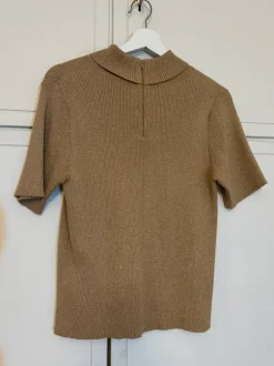 Kultainen neulepusero