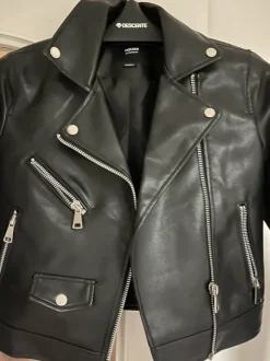 Kurtka a’la skórzana House rozm S ramoneska