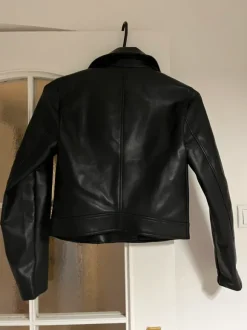 Kurtka a’la skórzana House rozm S ramoneska