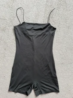 Käyttämätön harmaa jumpsuit
