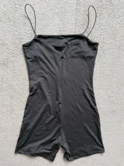 Käyttämätön harmaa jumpsuit