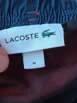 Lacoste punaiset uimashortsit, koko M – kesän komeimmille rantapäiville
