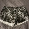 Leopardi farkkushortsit