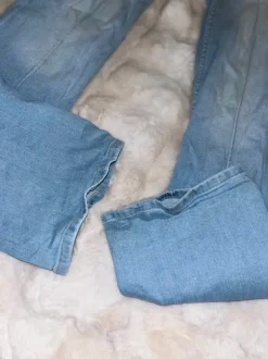 Leveälahkaiset farkut