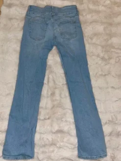 Leveälahkaiset farkut