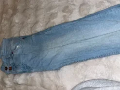 Leveälahkaiset farkut