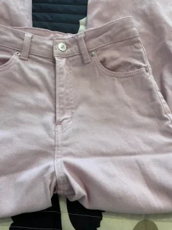 Leveälahkeiset farkut