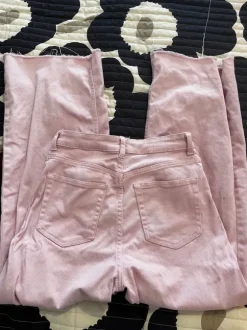 Leveälahkeiset farkut