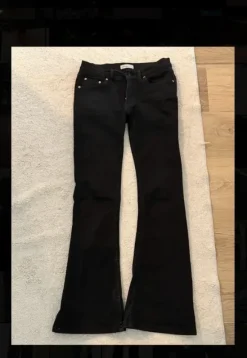 Leveälahkeiset farkut