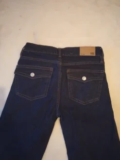 Leveälahkeiset farkut