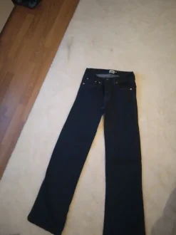 Leveälahkeiset farkut