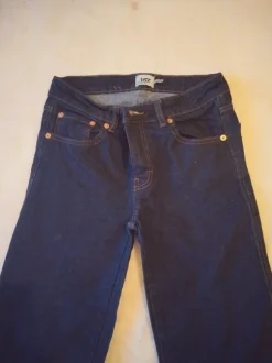 Leveälahkeiset farkut