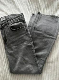 Leveälahkeiset farkut M