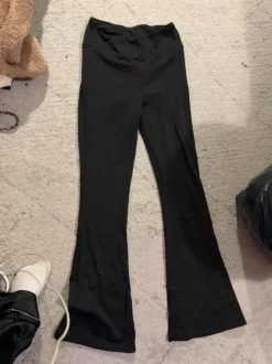 Leveälahkeiset housut