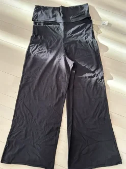 Leveälahkeiset housut