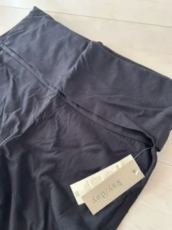 Leveälahkeiset housut