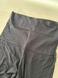 Leveälahkeiset housut