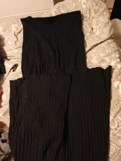 Leveälahkeiset housut