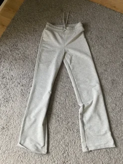 Leveälahkeiset housut