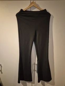 Leveälahkeiset housut