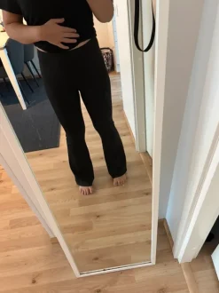 Leveälahkeiset legginssit/housut