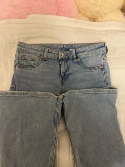 Leveälahkeiset low waist farkut