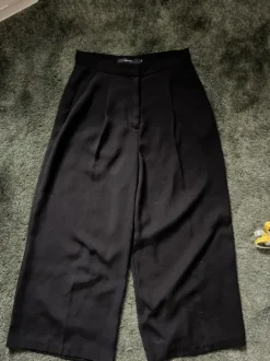 Leveälahkeiset suorat housut