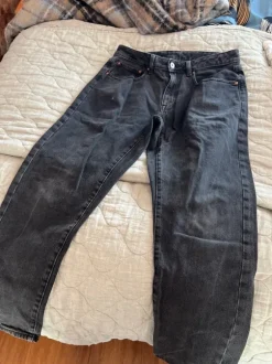 Leveän malliset farkut