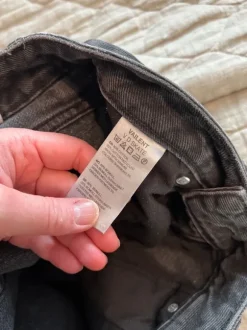 Leveän malliset farkut