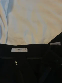 Leveät mustat housut