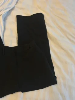 Leveät mustat housut