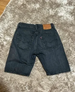 Levis 501 farkkushotsit koko 27