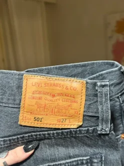Levis 501 farkkushotsit koko 27
