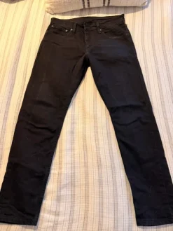 Levi’s 512 mustat farkut