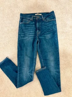 Levis tummansiniset farkut